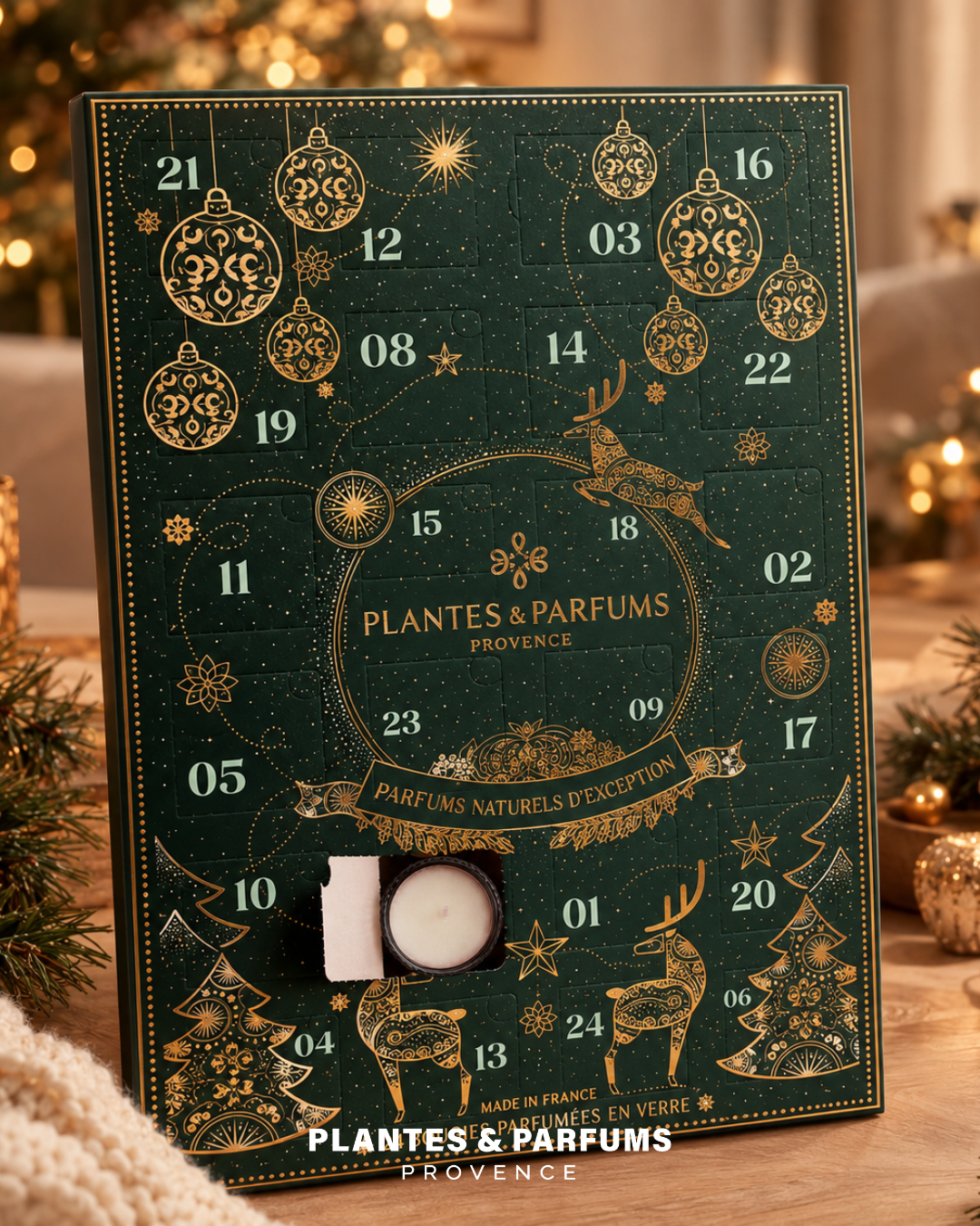 Calendrier de l'Avent Plantes & Parfums vert et or, 24 bougies parfumées, posé sur un meuble décoré pour Noël