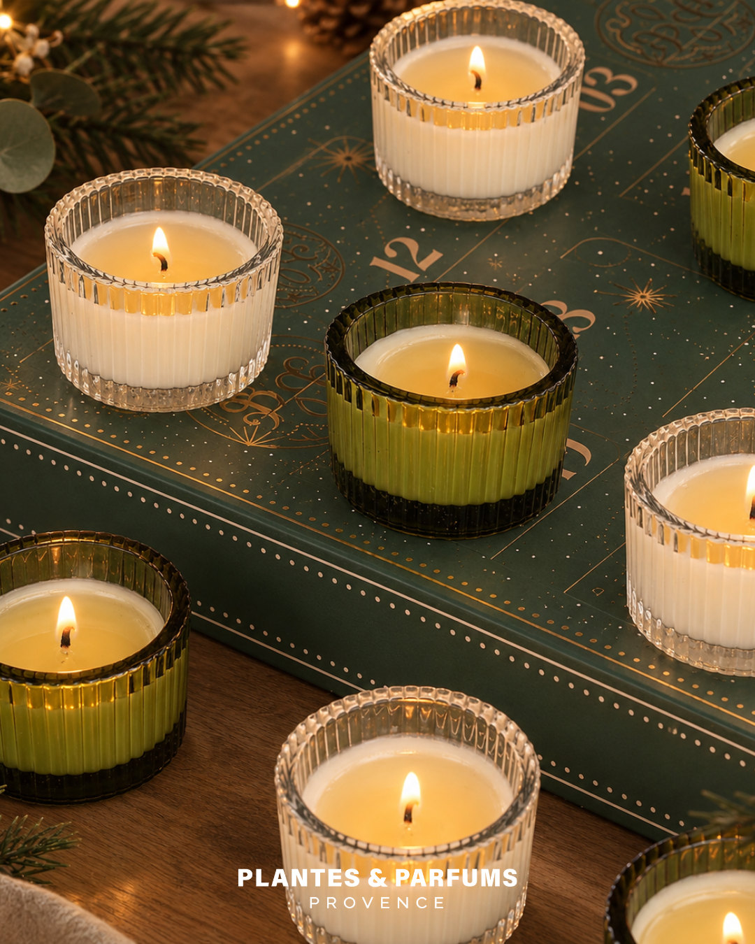 Bougies parfumées en verre strié du calendrier de l'Avent Plantes & Parfums, allumées